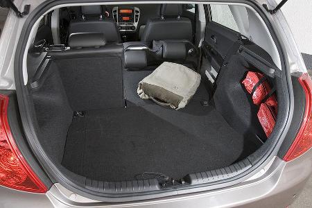 Eine weit öffnende Heckklappe macht den variabel erweiterbaren Kofferraum zugänglich.