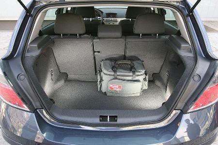 Auffällig: die schmale Ladeluke; die fummelige Sitzflächen-Klappmechanik.