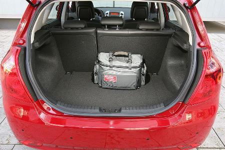 Hinten hat er eine verhältnismäßig schmale Öffnung, aber ein Extra-Staufach unter dem Ladeboden.