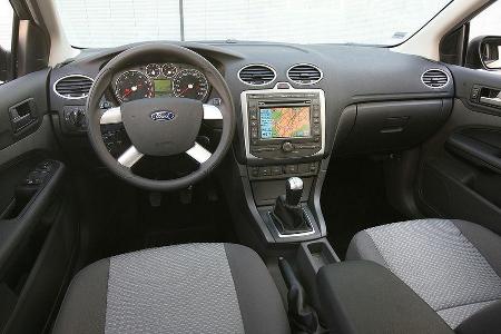 Der Ford offeriert viele praktische Ablagen im Innenraum ...