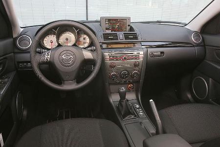 Beim Mazda ist die Klimaautomatik ebenso Serie wie mäßig ablesbare Instrumente.