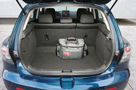 Mazda: weit nach hinten ragender Stoßfänger, gut nutzbare Ablagen innen.