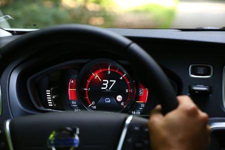 Volvo V40 D4 Summum, Lenkrad, Display