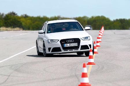 Audi RS4 Avant, Frontansicht, Slalom