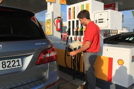 Mercedes ML 250 Bluetec 4-matic, Tankstelle