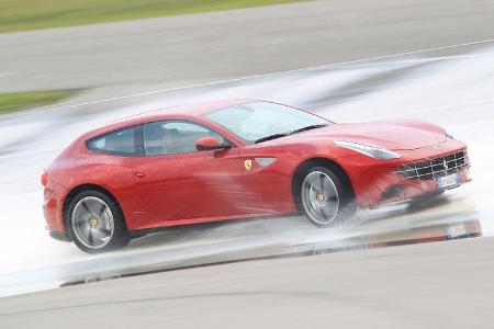 Ferrari FF, Seitenansicht, Wasserstraße