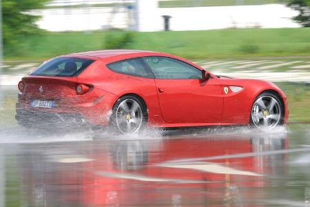 Ferrari FF, Seitenansicht, Wasserstraße