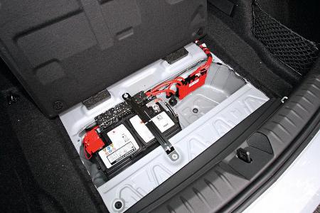 BMW 120d Sport Line, Kofferraumboden, Batterie