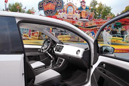 VW Up 1.0 White, Cockpit, Seitentür