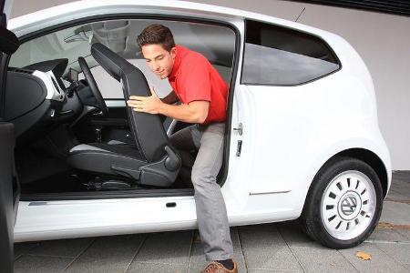 VW Up 1.0 White, Rückbank, aussteigen