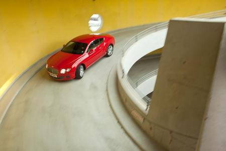 Bentley Continental GT, Kurvenfahrt, Parkhaus, von oben