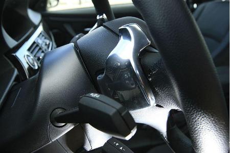 Gewöhnungsbedürftig ist die Art der Gangwahl am Volant mit Sicherheit.