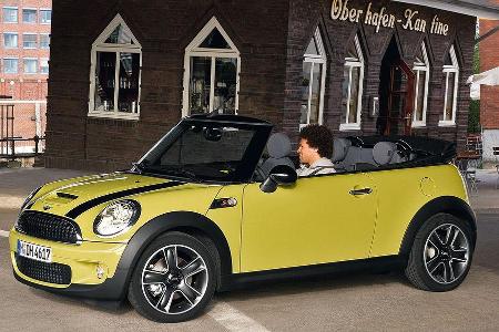 Im geöffneten Zustand fällt direkt der deutlich tiefer angebrachte Überrollbügel auf.