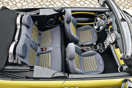 Auf den beideren hinteren Sitzen wird es für Erwachsene eng.