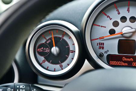 Neben dem Drehzahlmesser kann ein Zusatzinstrument bestellt werden, das die Dauer der offenen Fahrt misst.