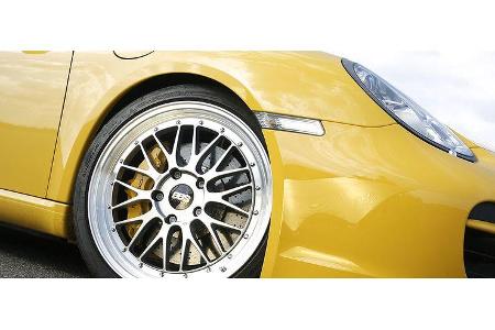 Hinter den filigranen 19-Zöllern von BBS blitzen Keramikscheiben hervor.