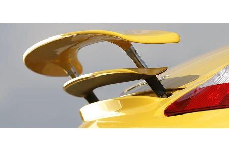 Da steht was: Der üppigere Heckflügel schlägt mit 2.282 Euro zu Buche.