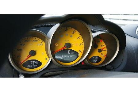 Gelb-Sucht: Die farblich abgestimmten Instrumentenblätter gibt's ab Werk.