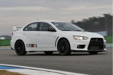 Der hier vorfahrende weiße Riese ist rudimentär ausgestattet und tritt ohne SST-Getriebe an.