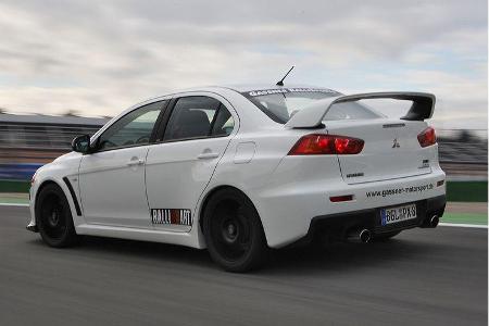 Bereits kleinste Lenkradbefehle setzt der Allradler extrem exakt in Richtungswechsel um.