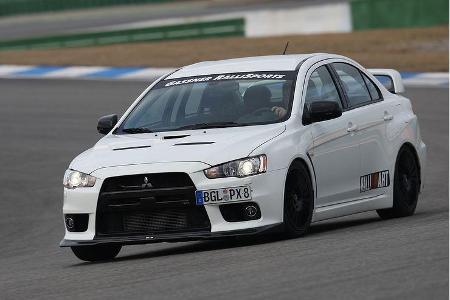 Ein Untersteuern ist in seinen Fahrwerksgenen nicht abgelegt.