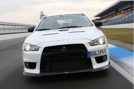 Die verwendeten Reifen bieten zwar ein hohes Gripniveau, allerdings bauen sie auf dem Kleinen Kurs auch vergleichsweise schn...