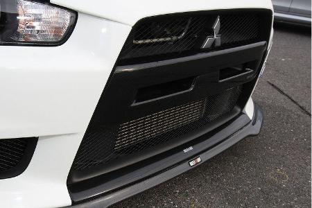 Etwas fürs Auge: Mittelsteg des Kühlers und die feine Spoilerlippe in Carbon.