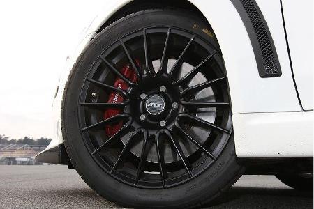 Die 18-Zöller tragen Pirelli-Rallye-Pneus.