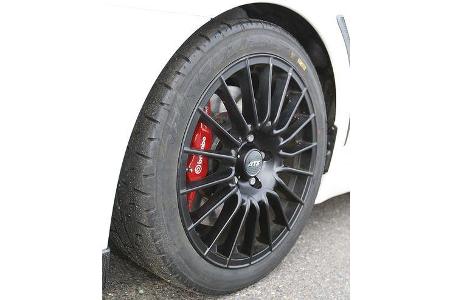 Vorn und hinten sitzen 235/40er Reifen.