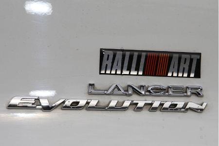 Das einstellbare Öhlinsfahrwerk und die stärkeren Eibach-Stabilisatoren machen den Unterschied gegenüber dem Serienmodell aus.