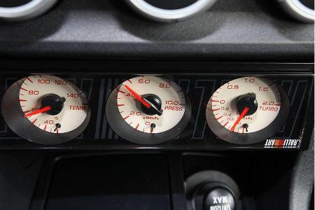 Die Zusatzinstrumente (Lade-, Öl-Druck und Öl-Temperatur) kosten inklusive Einbau 1.300 Euro.