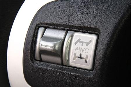 In der 5MT-Version mit manuellem Fünfganggetriebe wird die Arbeitseinstellung des Mitten-Differenzials am Lenkrad geregelt.