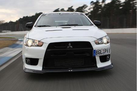 Das mächtige Kühlluftmaul saugt über der schlanken Kohlefaser-Lippe alle Kurvenradien in ein.