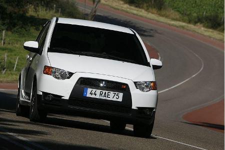 Der Ralliart-Colt gibt sich als Drei- und Fünftürer launig agil.