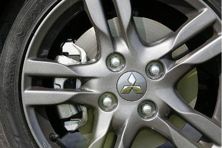 Die 16-Zoll-formatigen Reifen stehen etwas verloren in den Radhäusern.