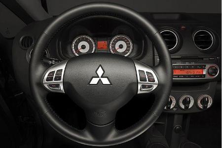 Griffiges Lenkrad im Kunststoff-Ambiente.