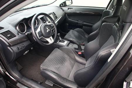 Den großzügigen Innenraum zieren hervorragende Recaro-Sitze.