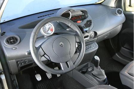 Cockpit: mittiger Drehzahlmesser, Dreispeichen-Lenkrad und viel Kunststoff.