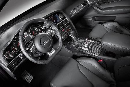 Innen gibt es Leder-Sportsitze, ein abgeflachtes Lenkrad und ein Soundsystem von Bose.