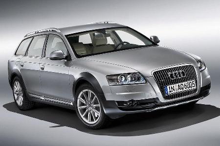 ... der Unterschutz für Motor und Getriebe ist auf unbefestigten Straßen und im leichten Gelände nützlich.