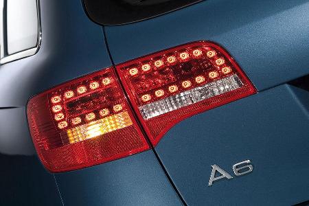 Beim Kombi und der Limousine werden die hinteren Leuchten und Stoßfänger ebenfalls verändert.