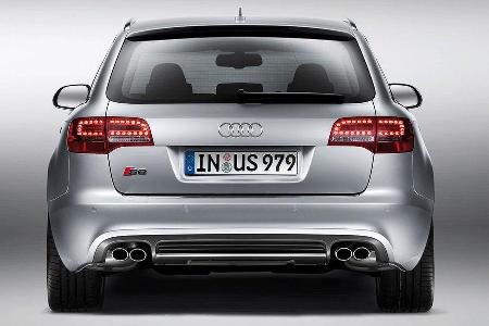 Die markanten Doppelendrohre verstärken den sportlichen Auftritt.