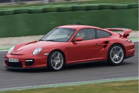 Der Biturbo-Boxer des Porsche 911 GT2 liefert seine Spitzenleistung ab, fordert zum Hochschalten auf.