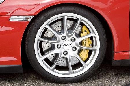 Unter Volldampf versucht er permanent die 325er-Michelin zu skalpieren.