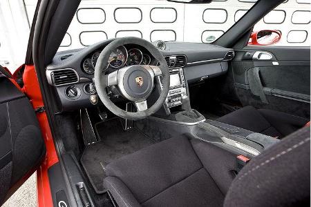 Zur Ausstattung des GT2 zählen auch Front-, Kopf- und Seitenbairbags sowie Kohlefaser-Sportschalensitze.