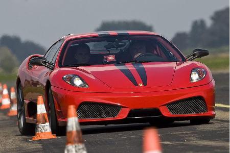 Definiertes, punktgenaues Handling ohne Untersteuer-Zögern oder Mittelmotor-Zicken; so gibt sich der 430 Scuderia.