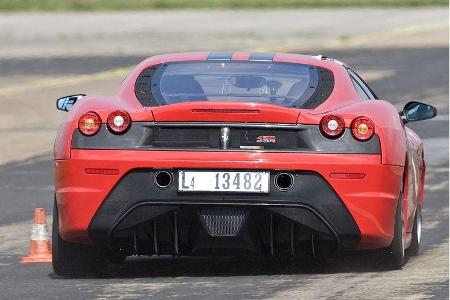 Der 4,3-Liter-V8 dreht entfesselt hoch.