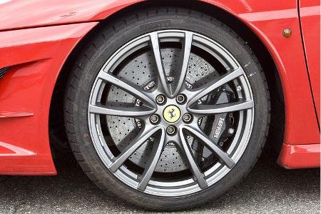 Pirelli-Reifen vom Format 235/35 vorne und 285/35 ZR 19 hinten halten den Kontakt zum Asphalt.