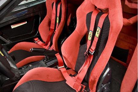 Elegant-athletischer Innenraum mit zupackenden Sitzen.