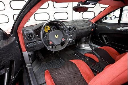 Die Mischung: freiliegendes Blech, Karbon und Alcantara.